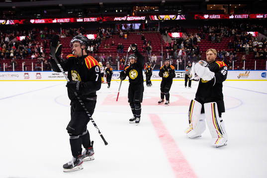 Brynäs Marcus Björk och målvakt Viktor Andrén jublar