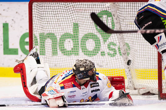 Brynäs Nick Olesen (ej på bild) gör mål bakom Malmö