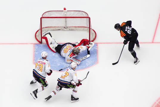 Brynäs Nick Olesen gör mål bakom Malmö Redhawks