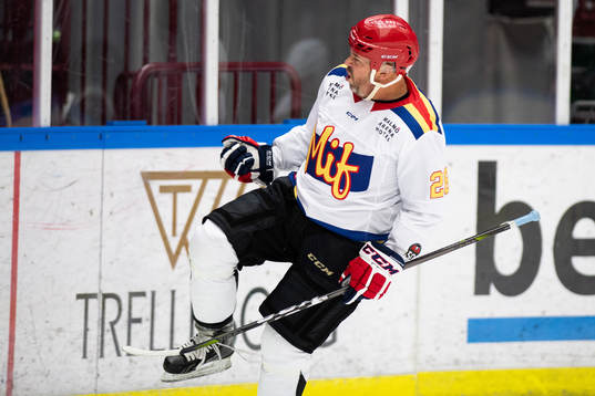 Malmö Redhawks veteran Robert Burakovsky jublar