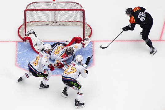 Brynäs Nick Olesen skjuter in pucken bakom Malmö Redhawks