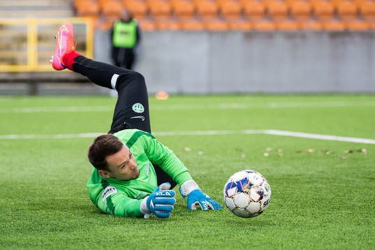 Västerås målvakt Anton Fagerström innan fotbollsmatchen