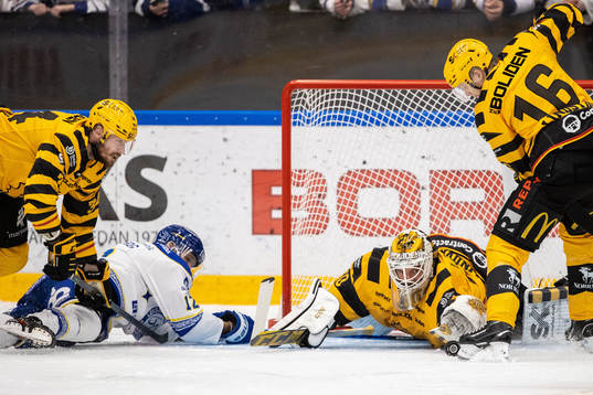 Leksands Fredrik Forsberg och Skellefteås målvakt Gustaf