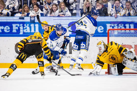 Leksands Justin Kloos och Skellefteås målvakt Gustaf