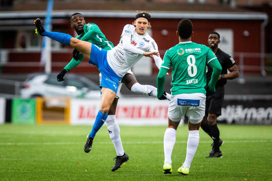 Luftduell mellan Brages Adil Titio och Värnamos Chalie