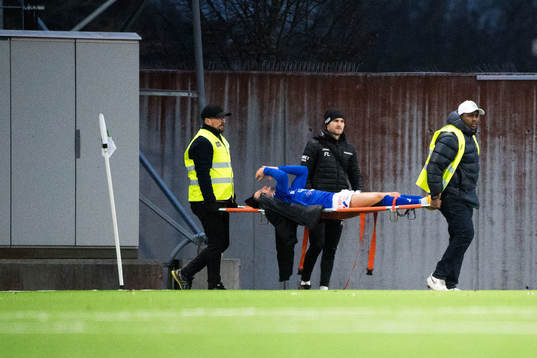Trelleborgs Petar Petrovic bärs ut på bår