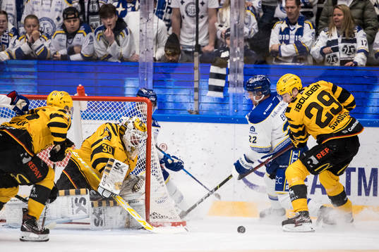 Skellefteås målvakt Gustaf Lindvall och Leksands Tobias