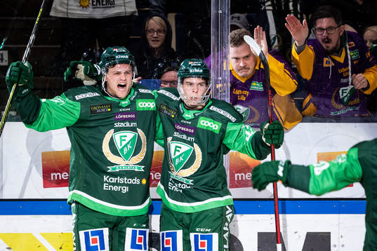 Färjestads Adam Ginning och Albert Johansson jublar