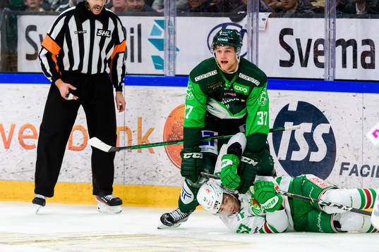 Färjestads Adam Ginning och Rögles Leon Bristedt