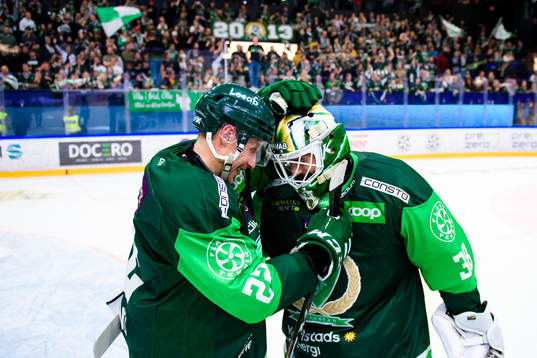 Färjestads Per Åslund och målvakt Dominik Furch jublar