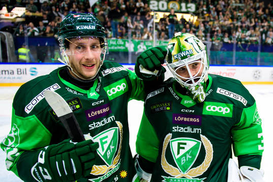 Färjestads Per Åslund och målvakt Dominik Furch jublar