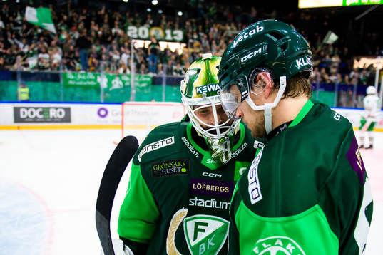 Färjestads målvakt Dominik Furch och Jacob de la Rose