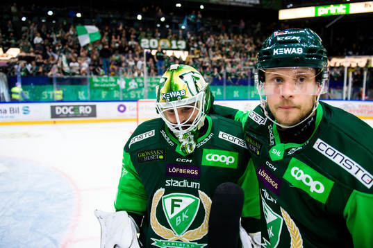 Färjestads målvakt Dominik Furch och Jacob de la Rose