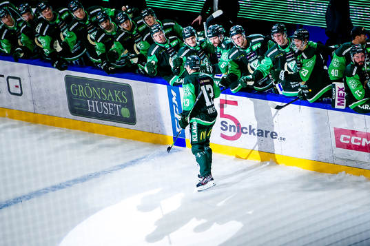 Färjestads Daniel Viksten jublar med lagkamrater