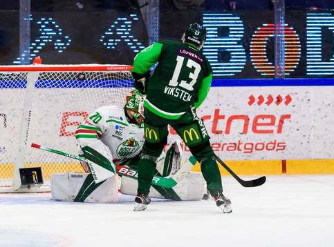 Färjestads Daniel Viksten skjuter mål bakom Rögles