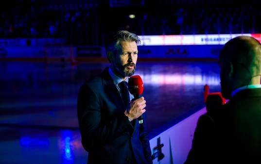 Färjestads  sportdirektör Rickard Wallin blir intervjuad