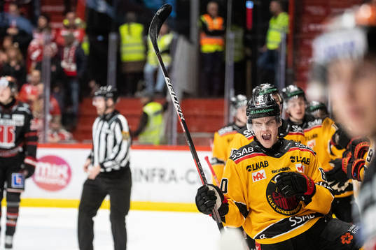 Luleås Julius Honka jublar
