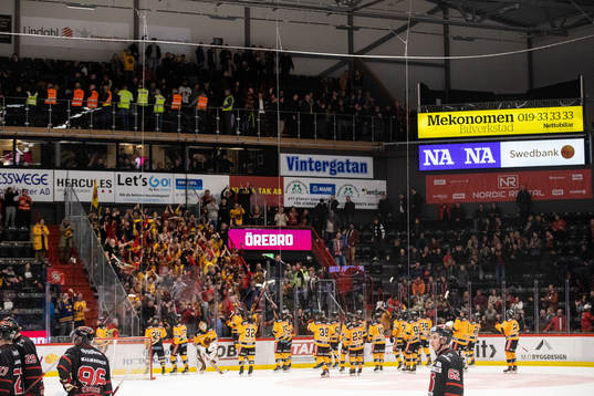 Luleås spelare jublar med supportrar