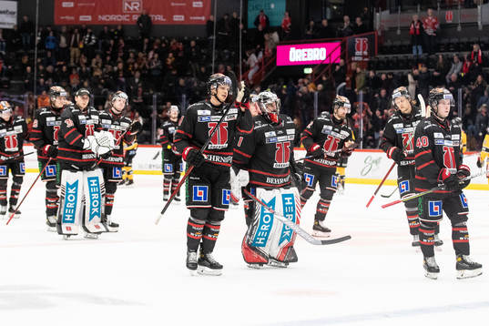 Örebros målvakt Jhonas Enroth och Elias Ekström deppar