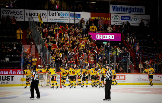 Luleåspelarna jublar med fansen