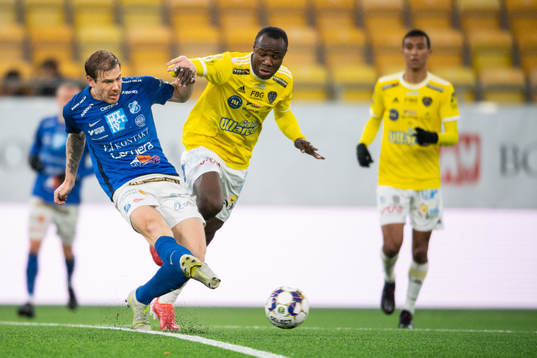 Norrbys Nicklas Savolainen och Falkenbergs Nsima Peter