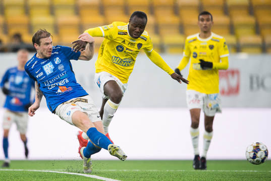 Norrbys Nicklas Savolainen och Falkenbergs Nsima Peter