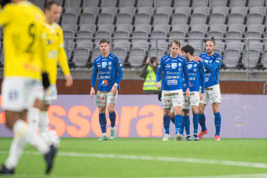 Norrbys Dijan Vukojevic jublar med lagkamraterna