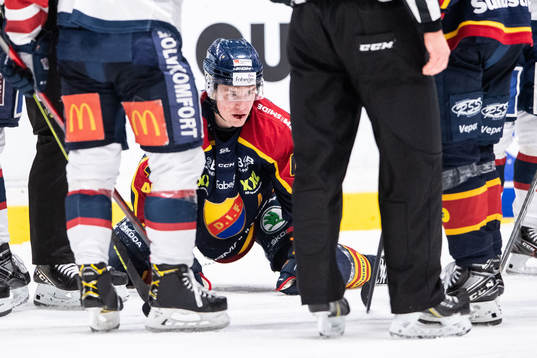 Djurgårdens Tom Nilsson blöder från munnen