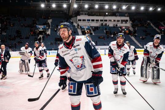 Linköpings Christoffer Ehn jublar med lagkamrater