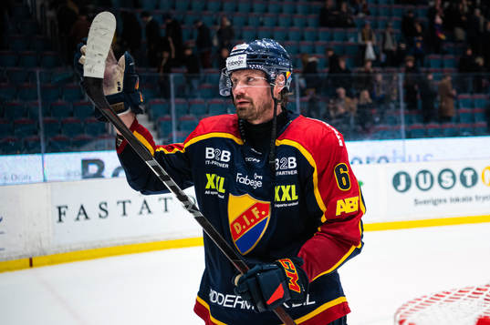 Djurgårdens Stefan Warg tackar publiken