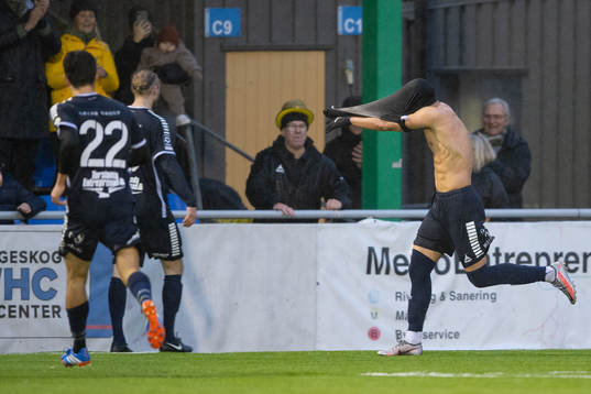 Utsiktens Paulo Marcelo Souza Alvez drar av sig tröjan