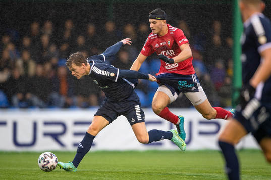 Utsiktens Albin Skoglund och Vänersborgs Milos Andelkovic