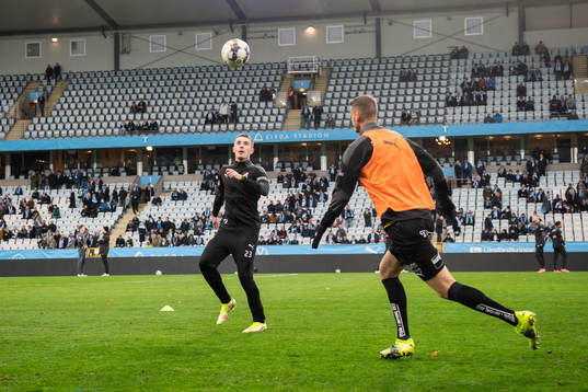 Häckens Patrik Wålemark värmer upp