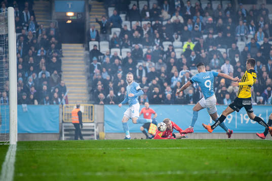 Malmö FFs Antonio Colak gör 1-0 bakom Häckens målvakt