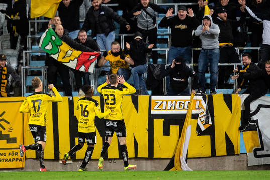 Häckens Patrik Wålemark jublar med supportrar
