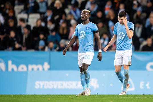 Malmö FFs Bonke Innocent och Anel Ahmedhodzic deppar