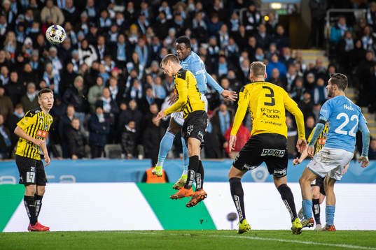 Malmö FFs Malik Abubakari nickar in 2-2
