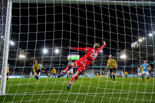 Malmös Malik Abubakari gör 2-2 bakom Häckens målvakt