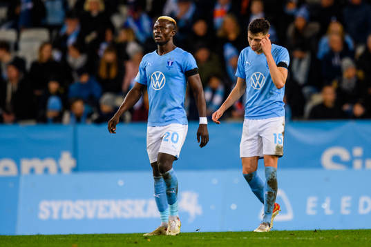 Malmö FFs Bonke Innocent och Anel Ahmedhodzic deppar