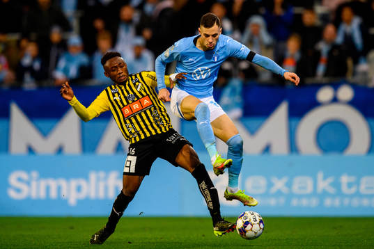 Malmö FFs Malik Abubakari och Häckens Benie Adama Traore