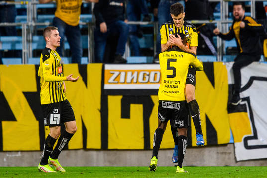 Häckens Godswill Ekpolo kramas om av Alexander Jeremejeff