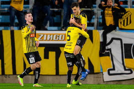 Häckens Godswill Ekpolo kramas om av Alexander Jeremejeff