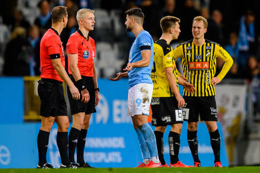 Malmö FFs Antonio Colak i diskussion med domaren