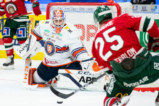 Växjös målvakt Janis Kalnins mot Frölundas Elmer