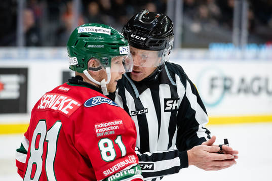 Frölundas Ryan Lasch och Linjedomare Henrik Pihlblad