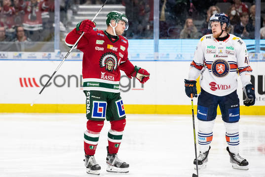Frölundas Christian Folin  jublar samtidigt som Växjös