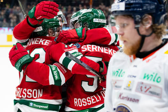 Frölundas Mats Rosseli Olsen jublar med lagkamrater