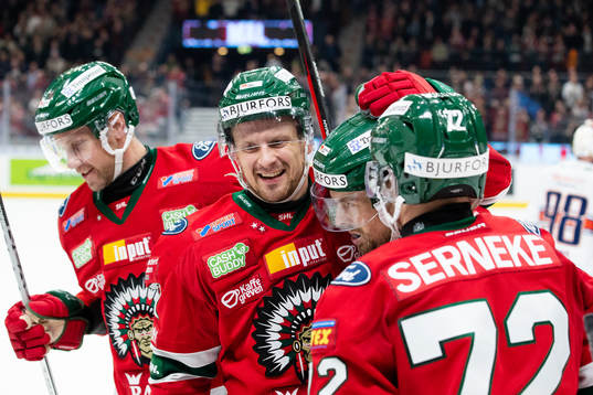 Frölundas Mats Rosseli Olsen jublar med lagkamrater