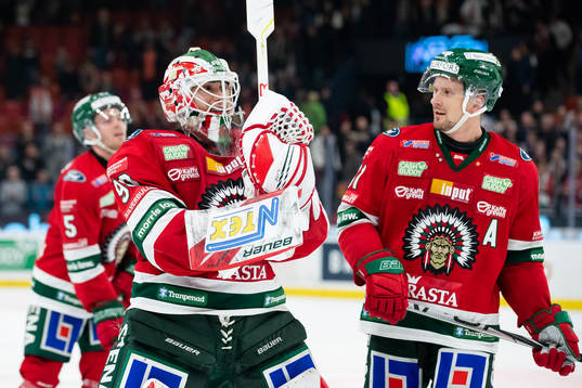 Frölundas målvakt Matthew Tomkins och Nicklas Lasu jublar