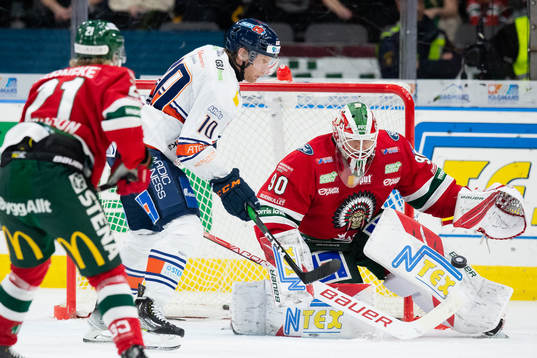 Växjös Richard Gynge framför Frölundas målvakt Matthew